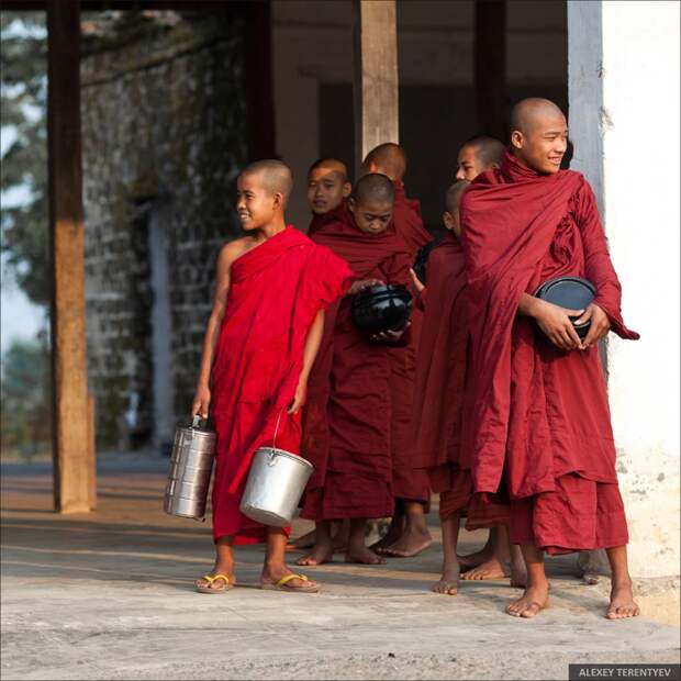 Myanmar12 Рассвет над рисовыми полями и кормление монахов
