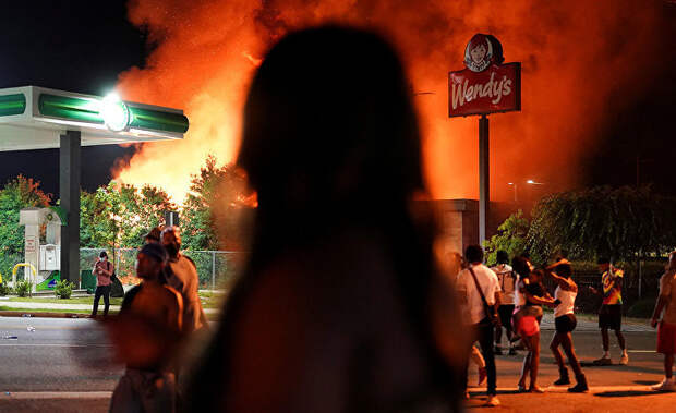 Ресторан Wendy’s горит во время беспорядков в Атланте, штат Джорджия Ресторан Wendy’s горит во время беспорядков в Атланте, штат Джорджия