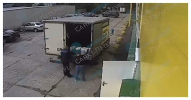 Дверь грузовика прилетела в лицо грузчику