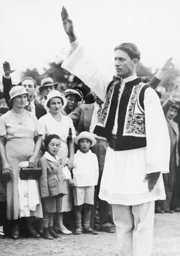Румынец в национальном костюме приветствует коллег по партии. 1936 год Румынец в национальном костюме приветствует коллег по партии. 1936 год