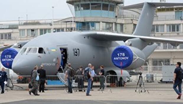 Украинский военно-транспортный самолет Ан-178 на 51-м международном парижском авиасалоне Paris Air Show - Le Bourget 2015