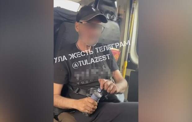 В Туле мужчина распивал водку в маршрутке и обзывал пассажиров