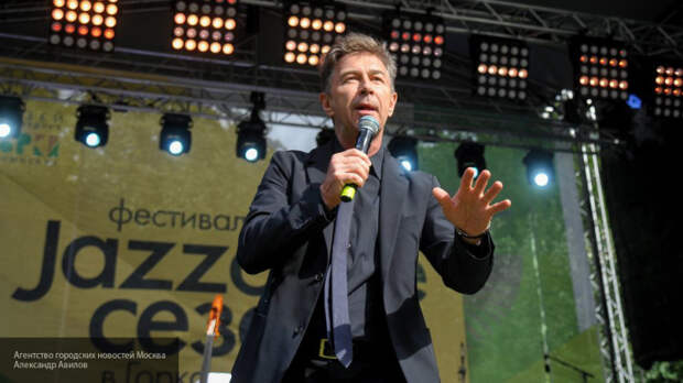 Шнуров подшутил над Сюткиным на "Вечернем Урганте"