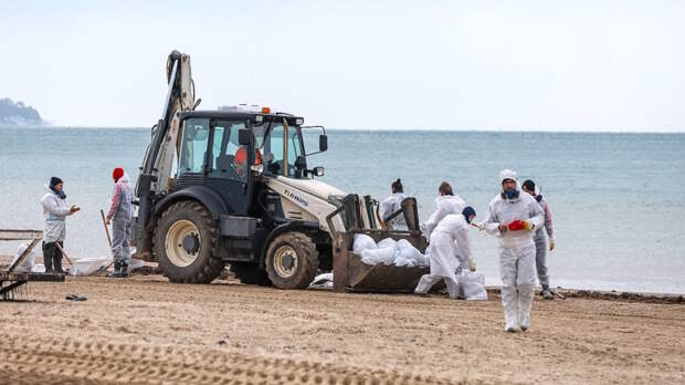 Новые выбросы мазута нашли на побережье Анапы