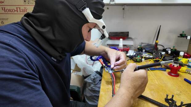 Инженер из Крыма создает 70 дронов-камикадзе в месяц для бойцов в зоне СВО