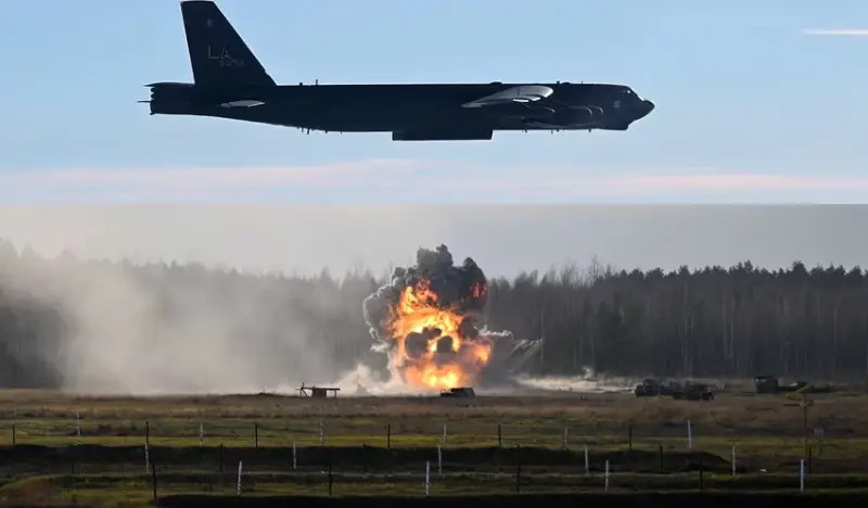 Сброс бомб над Литвой: США показали применение бомбардировщика B-52 на учениях