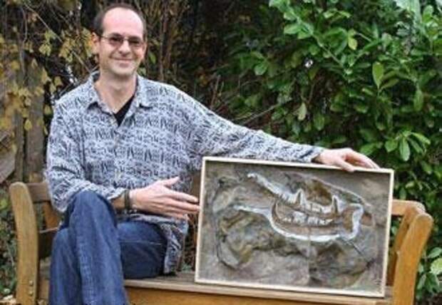 А вот и человек, нашедший этот "коготь" в 2007 году - немецкий палеонтолог Маркус Пошманн интересно, наука, окаменелости, палеонтология