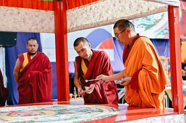 Тува пригласит Джеки Чана, Киану Ривза и Стивена Сигала на Буддийский форум