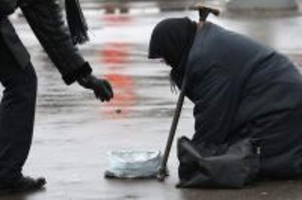 Наш жалостливый народ хорошо подаёт бабушкам. Рабовладельцы этим пользуются.