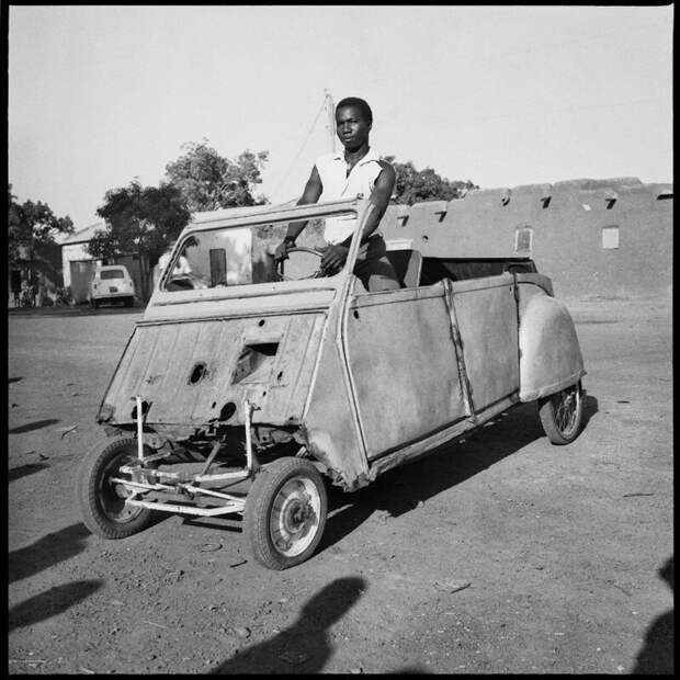 Молодой человек в своем Citroen 2CV Bricoleé, Бобо-Диуласо, Буркина-Фасо, 1968  история, люди, фото