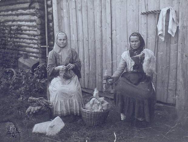 Вязание варежек. Неизвестный автор, 1900 - 1905 год, Владимирская губ., Кунсткамера.  