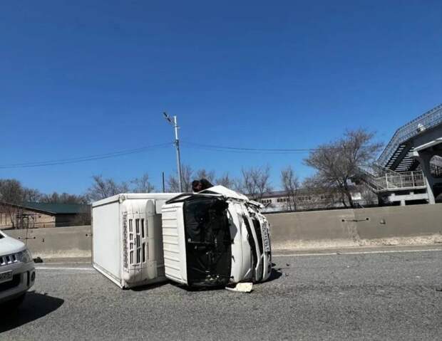 Грузовик-перевёртыш перекрыл дорогу на Седанке во Владивостоке