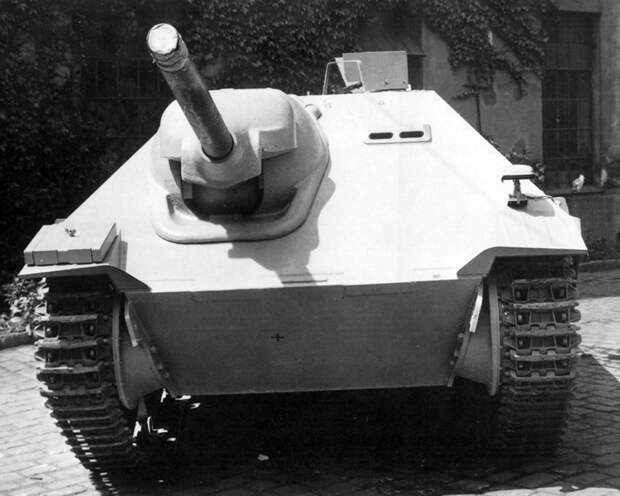 Наиболее заметными отличиями машин выпуска мая-июня 1944 года от более ранних стали новые буксирные крюки и переделанная орудийная установка артиллерия, бронетехника, вмв, германия