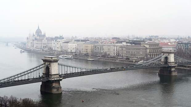 Вид на цепной мост Сечени и восточную часть города Пешт в Будапеште Вид на цепной мост Сечени и восточную часть города Пешт в Будапеште - РИА Новости, 1920, 23.01.2022