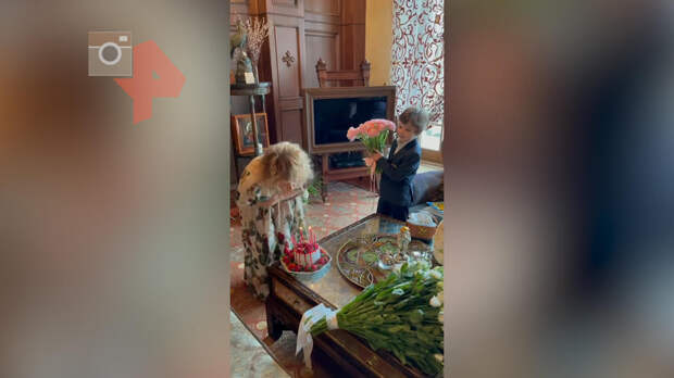 Пугачева плюнула в праздничный торт на день рождения