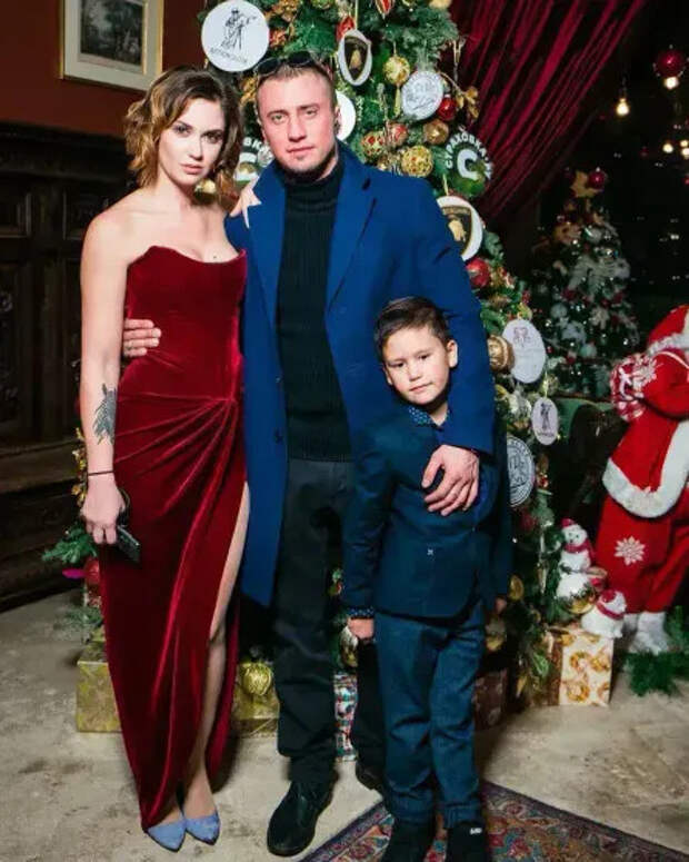 Агата Муцениеце и Павел Прилучный с сыном