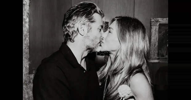 Бойфренд Дженнифер Энистон показал фото их поцелуя в честь её 57-летия