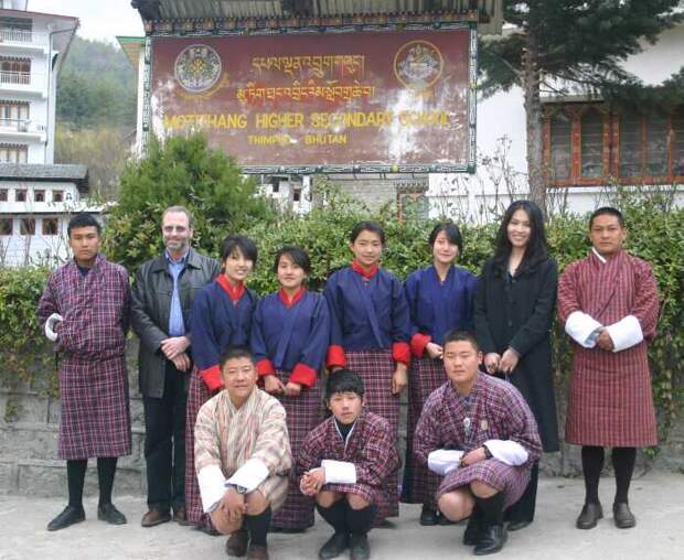 Все школьники Бутана в независимости от возраста обязаны носить форму / Фото: greenacrosstheworld.org