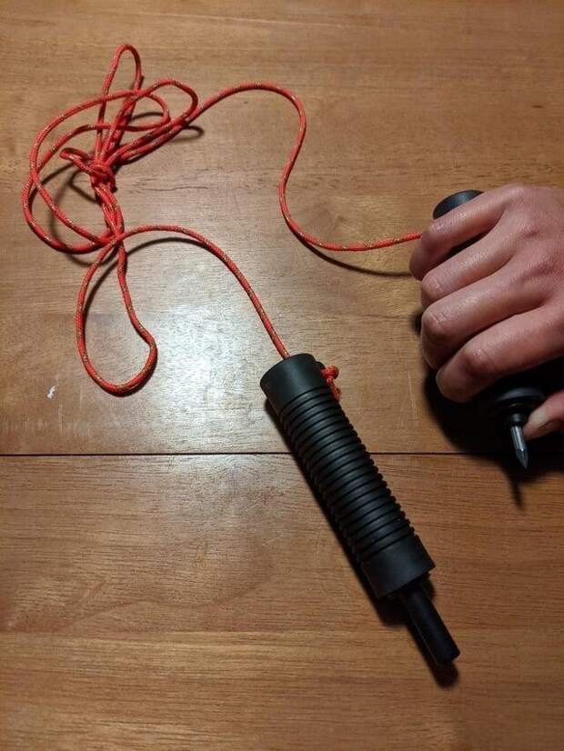 На первый взгляд это похоже на скакалку