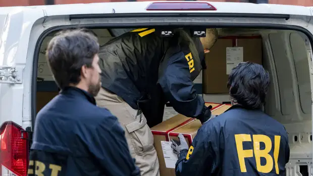 РИА Новости: сотрудники ФБР выносят коробки из дома родственников Дерипаски в Нью-Йорке