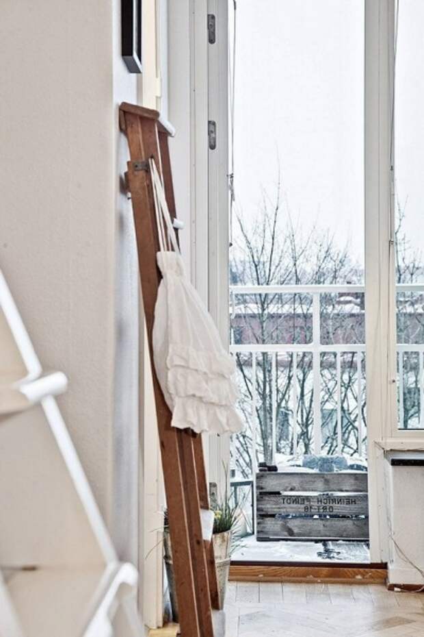 Вход на балкон и деревянная стремянка в декоре квартиры