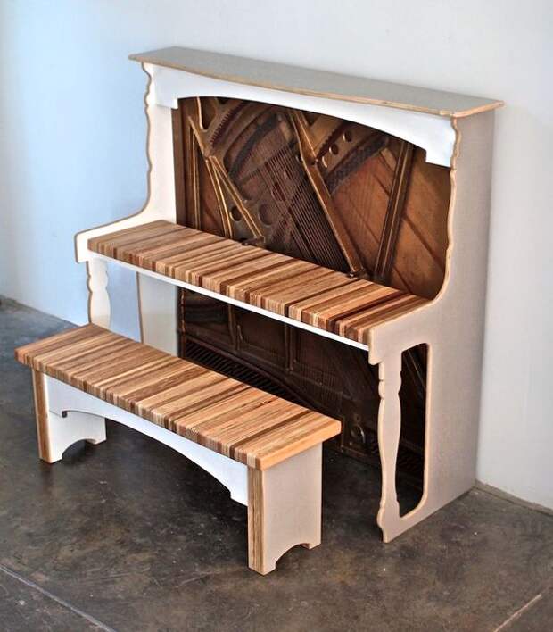 скамейка и стол для монитора из антикварного пианино