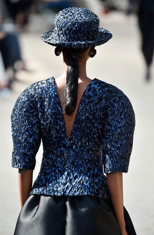 Показ шанель 2023. Valentino показ в китае. Ирина шейк версаче 2020. Шик на показ 4 буквы. Пьерпаоло пиччоли валентино 2019 лето кимоно.