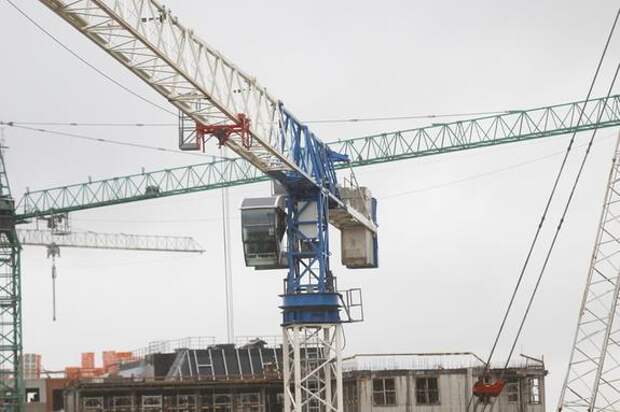 Судебные приставы помогли крановщику в Петербурге вернуть зарплату