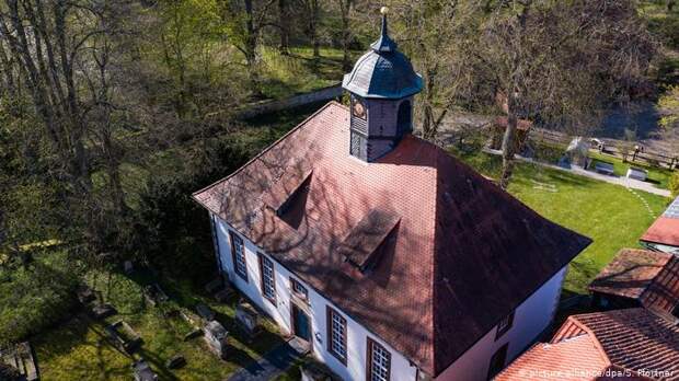 Deutschland BdT Kirche in Löwenhagen (picture-alliance/dpa/S. Pförtner)