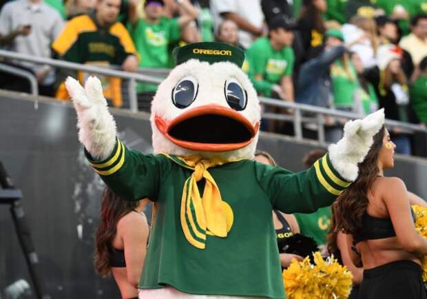 The Oregon Duck Absolutely ROASTED A Fan On Twitter During His Team’s Bye Week