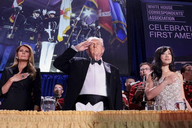 Политолог Блохин: стрельба на ужине с участием Трампа выгодна ему самому