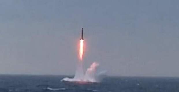 Минобороны распространило видео залпового пуска четырех МБР «Булава» из подводного положения