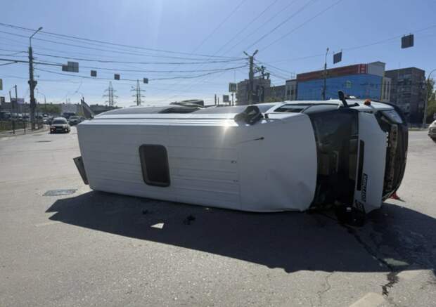 В Астрахани опрокинулась маршрутка после выезда на запрещающий сигнал