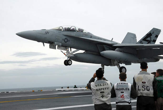 Американский палубный истребитель-бомбардировщик и штурмовик F/A-18C Hornet