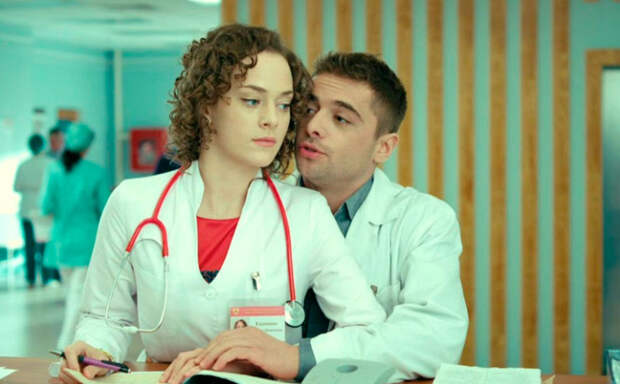 Осужденную Аглаю Тарасову заметили в ресторане с пивом и красной икрой