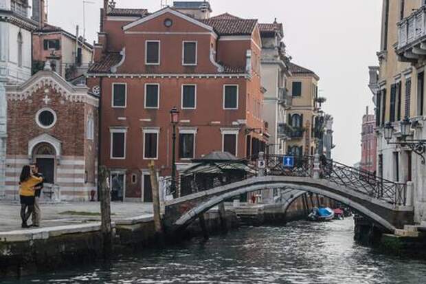 Гигантская рыба перекрыла канал в Венеции