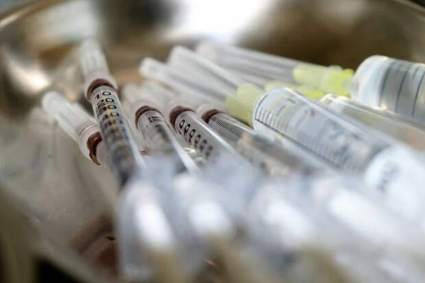 В России зарегистрирована новая вакцина от коронавируса: для всех мутаций и не вызывает аллергии