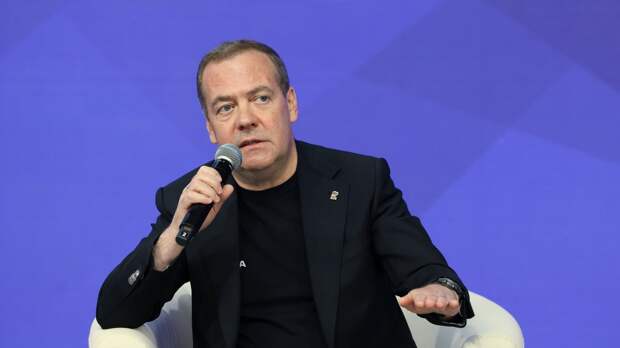 Медведев рассказал о рыбалке с Жириновским