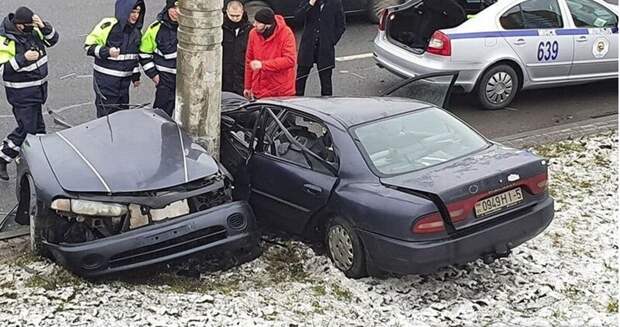 Водитель легкового автомобиля совершил наезд на осветительную опору.