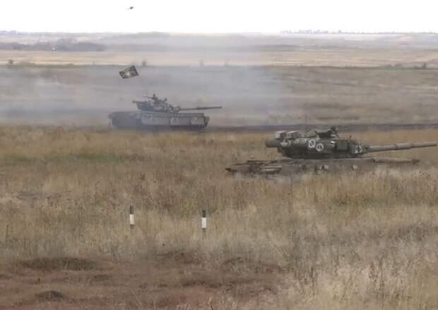 Экипажи Т-80 и Т-72, сформированные из мобилизованных граждан, отрабатывают применение танкового вооружения