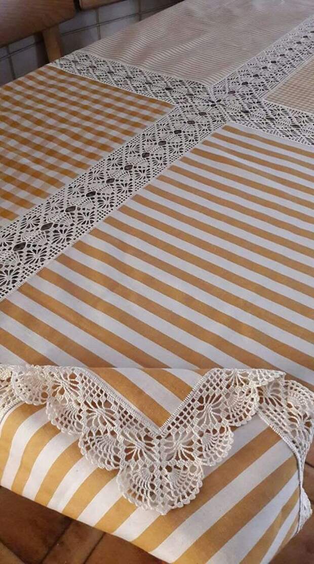 Красивые скатерти в комбинированной технике: ткань и вязание