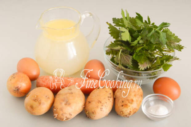 Для приготовления вкусного домашнего супа нам понадобятся следующие ингредиенты: куриный бульон (как правильно сварить прозрачный бульон [читайте в этом рецепте](/recipe/prozrachnyj-kurinyj-bulon)), картофель, морковь, репчатый лук, крапива, куриные яйца, петрушка или любая другая ароматная зелень, соль