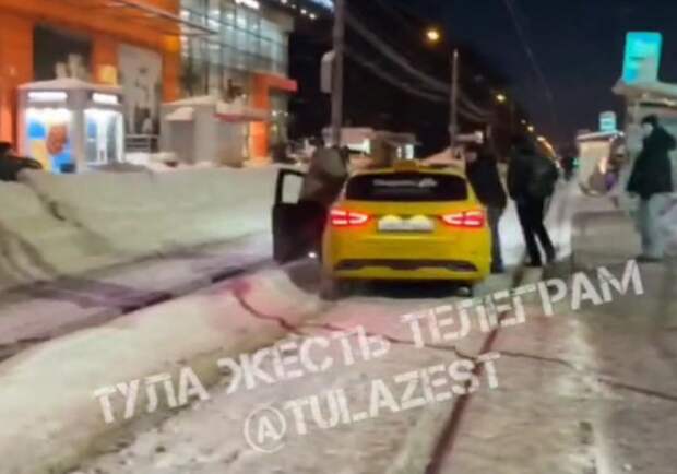 Такси застряло на трамвайных путях на улице Декабристо в Туле