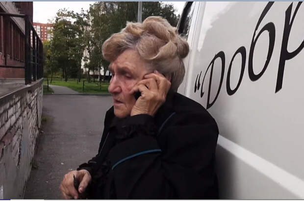 80-летняя блокадница из Санкт-Петербурга помогает одиноким инвалидам
