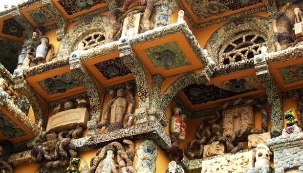 Каждый элемент фасада был украшен мозаикой, антикварными вазами и статуями (China Porcelain House).