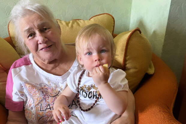 Певица Ольга Орлова привезла дочь к своей свекрови