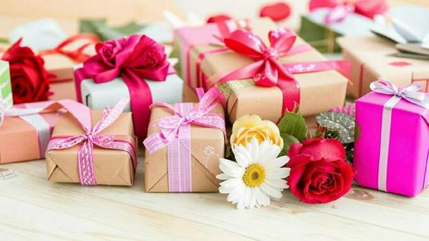 Подарки на 8 Марта / Изображение сгенерировано с помощью нейросети Kandinsky by Sber AI / amic.ru