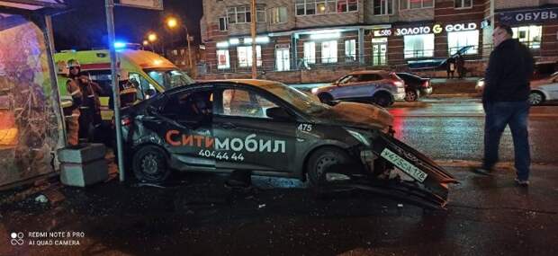 Авария дня. Автомобиль такси после ДТП влетел в остановку