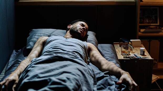 Нарколог раскрыл истинное влияние алкоголя на сон