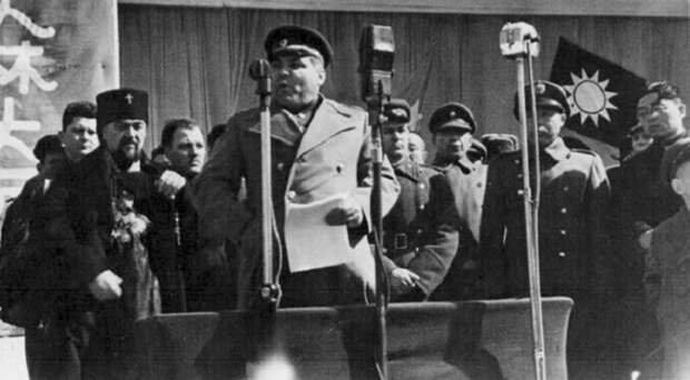 Советский маршал Малиновский выступает перед харбинцами./Фото: cdn.net